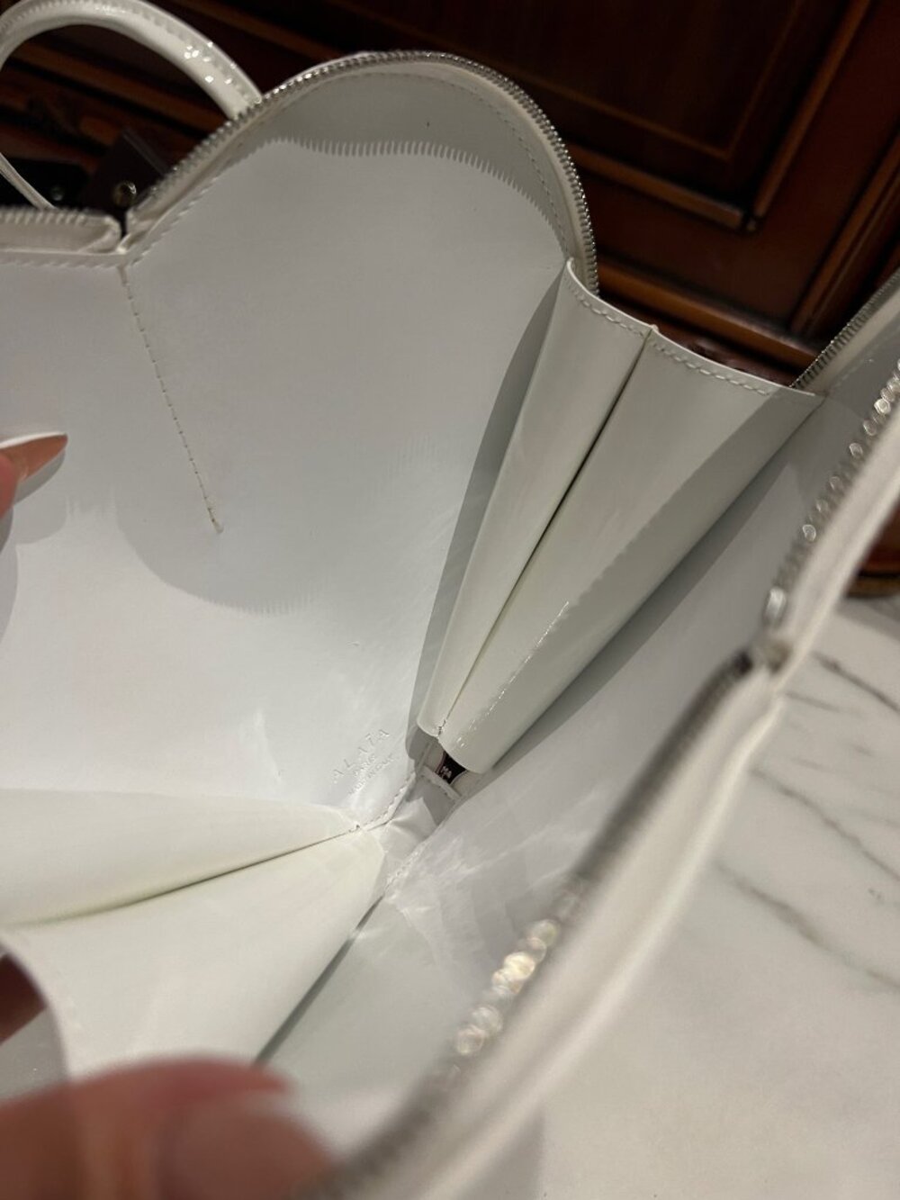 ALAÏA White Patent Leather Heart Crossbody Bag - Picture 7 of 7